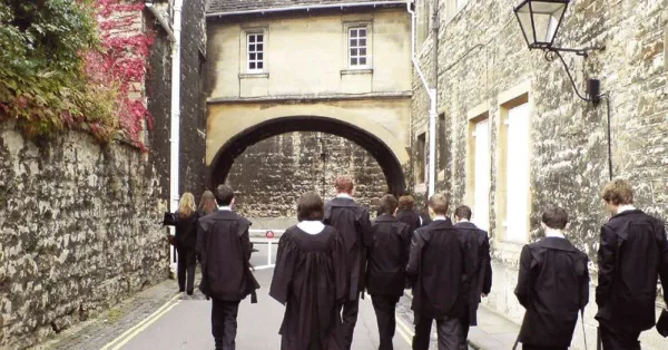 Oxford et Cambridge rejettent la proposition de créer des collèges exclusivement pour les étudiants des écoles publiques