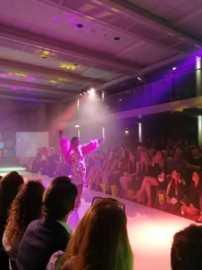 Leeds RAG Fashion Show priniesla oheň s voľnými bradavkami a úžasnými outfitmi