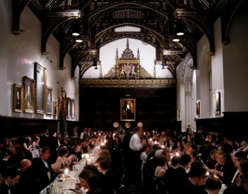 Kura nišas Kembridžas tradīcija ir jūsu koledža?