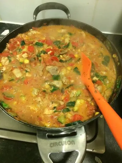 L'immagine può contenere: zuppa, ciotola per zuppa, stufato, curry, pizza, ciotola, piatto, cibo, pasto