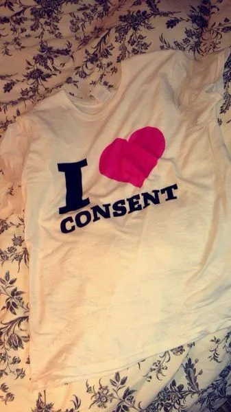 Saya memakai t-shirt 'I love consent' semasa keluar malam