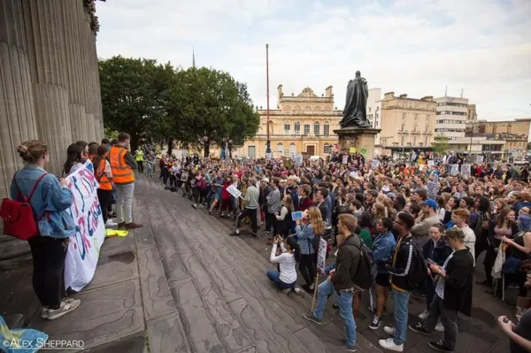 Des centaines d'étudiants de Bristol défilent devant le Sénat pour exiger de meilleurs soins de santé mentale