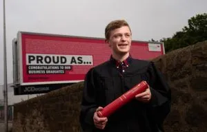 Napier affichant les noms des diplômés à travers Édimbourg pour compenser les remises de diplômes annulées