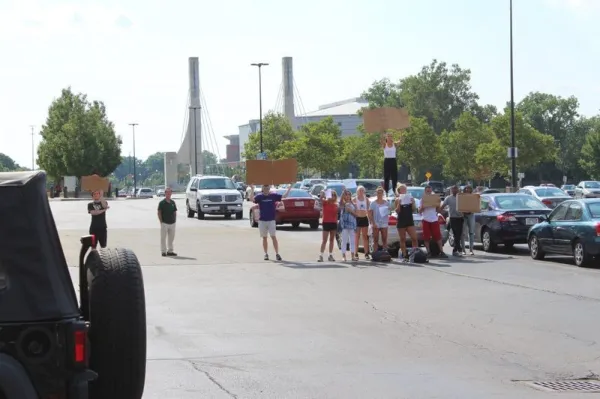 Moteris prakalbo nuo automobilių stovėjimo garažo stogo, Ohajo valstijos studentai susirenka palaikyti