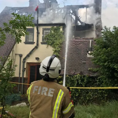 L’image peut contenir : Oritse Williams house fire, Oritse Williams, JLS, house, fire, mansion, burn down, damage, pictures, news, Nature, Building, Outdoor, Roof, Humain, Person