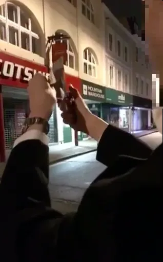 Eksklusivt: Cambridge-student i hvitt slips brenner kontanter foran hjemløs person