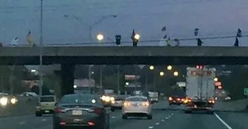 Une photo virale de partisans de Trump traversant un pont NC n'est pas le KKK