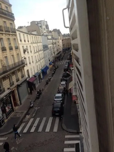 Les rues parisiennes habituellement animées sont vides