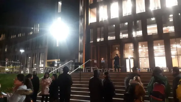 ROTTURA: La polizia ha chiamato dopo l'evacuazione della biblioteca per 'motivi di sicurezza