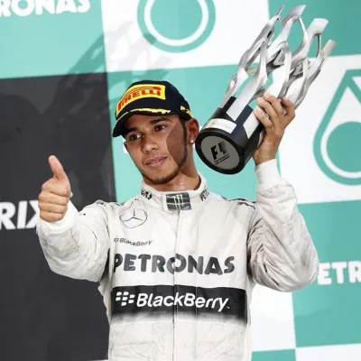 Hamiltonas švenčia savo pirmąjį podiumą „Mercedes“.