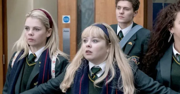 Druhá séria Derry Girls bola uvedená na Netflix a potom spustená za menej ako týždeň