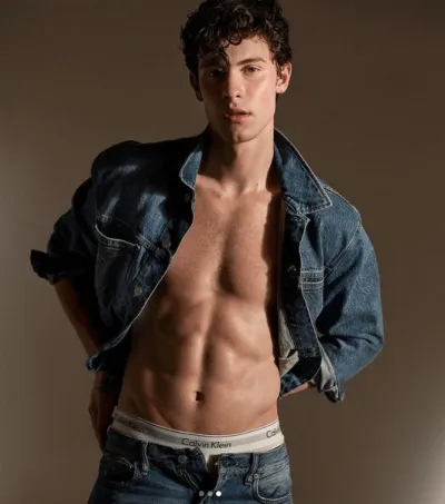 L’image peut contenir : Shawn Mendes Calvin Klein, Shawn Mendes, Calvin Klein, underwear, images, nudes, Exercise, Working Out, Man, Finger, Sports, Sport, Human, Person