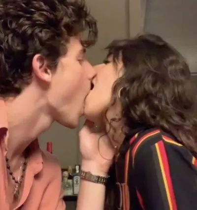 Une vidéo tourne autour de Shawn Mendes embrassant Camilla Cabello et MY EYES